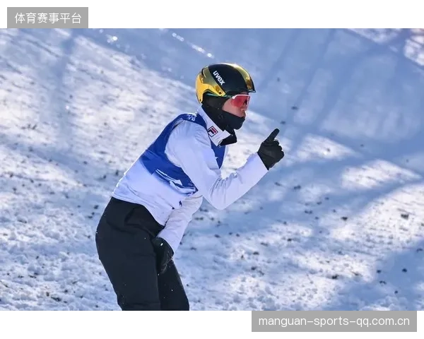 滑雪选手空中旋转惊艳全场：冬日奇迹的瞬间精彩瞬现